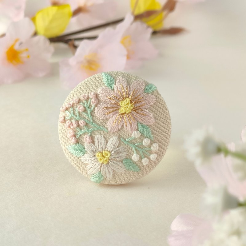 Soft pastel colored flower embroidery brooch - เข็มกลัด - ผ้าฝ้าย/ผ้าลินิน สึชมพู