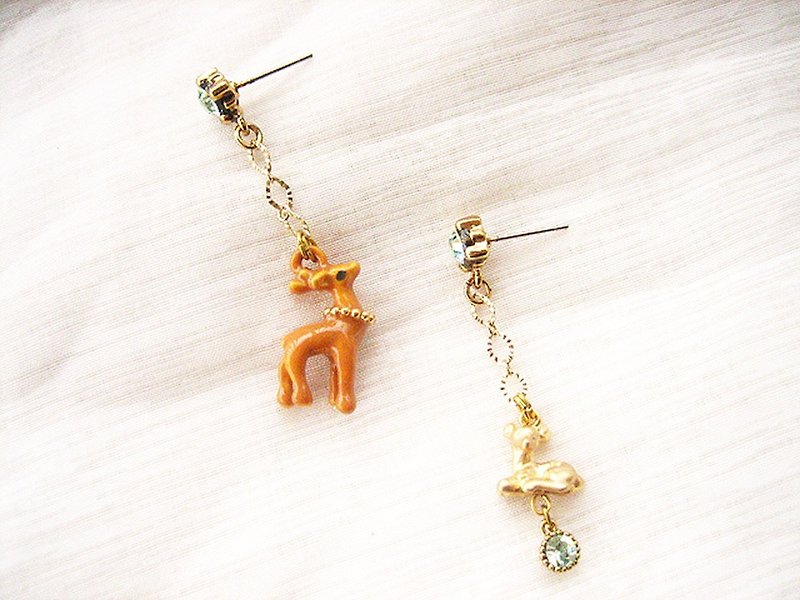 Meng-like forest deer fruit green diamond asymmetrical earrings - Earrings & Clip-ons - Other Materials Green