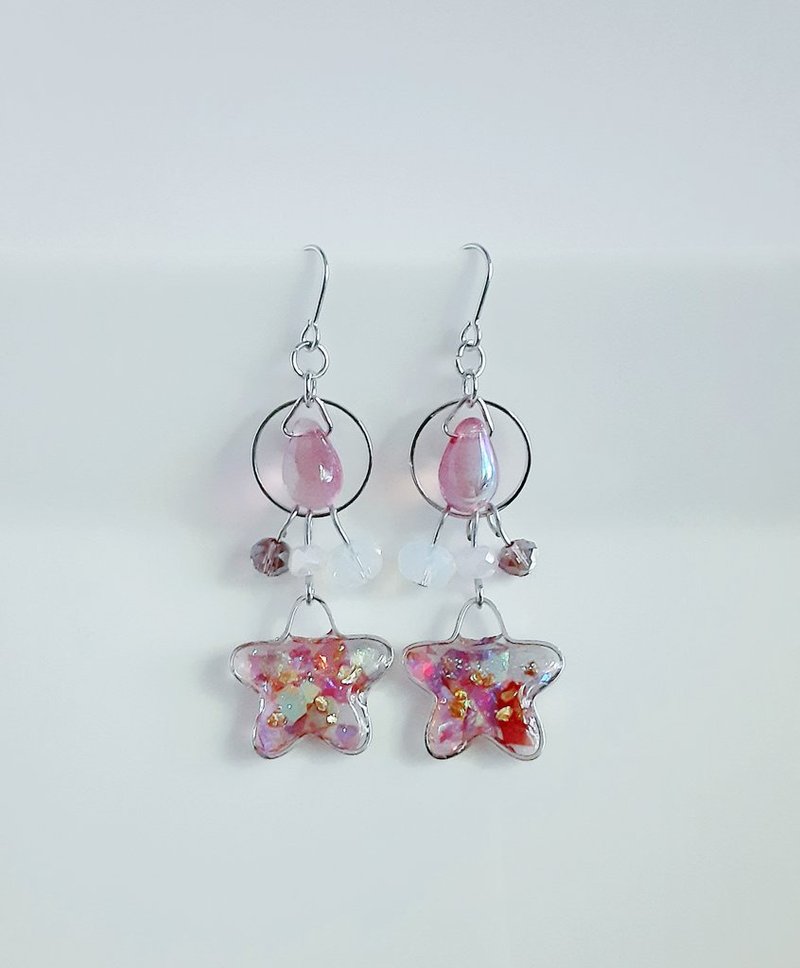 しずくとお花パーツが揺れる 雅なレッドピンクカラーなピアス イヤリング レジン キラキラ 軽い チタンフックピアスまたは樹脂フックピアスに変更可能 - 耳環/耳夾/耳骨夾 - 樹脂 粉紅色