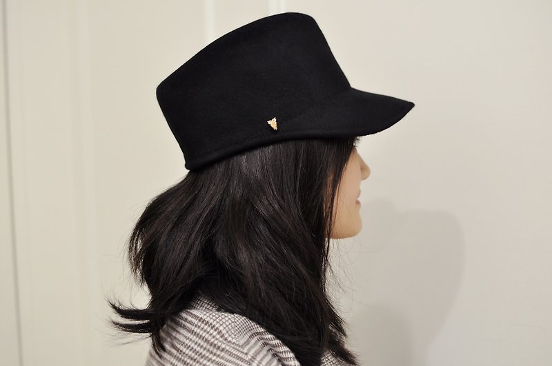 Flat 135 X Taiwanese designer British style 100% wool knight hat handsome air wool fabric - Hats & Caps - Wool Black