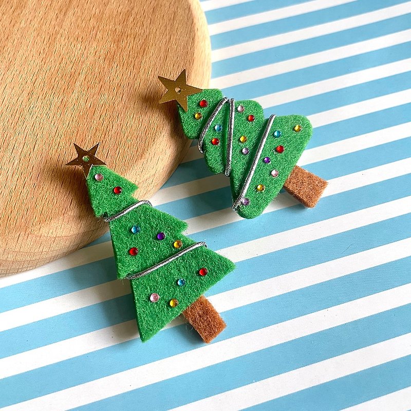 Nice day series cute Christmas tree brooches 2 types of hat selection pins - เข็มกลัด - วัสดุอื่นๆ 