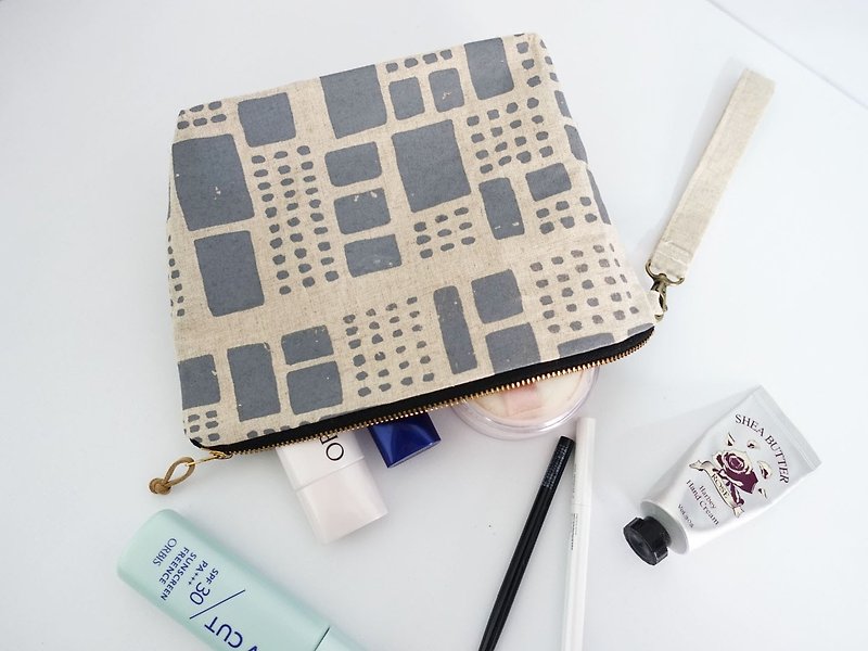 Screen printing Cosmetic bag field gray - กระเป๋าคลัทช์ - ผ้าฝ้าย/ผ้าลินิน สีเทา
