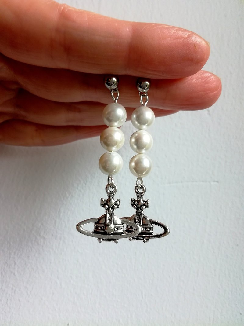 Planet Saturn earrings Nana anime earrings Pearl beads earrings Sailor neptune - 耳環/耳夾 - 其他金屬 銀色