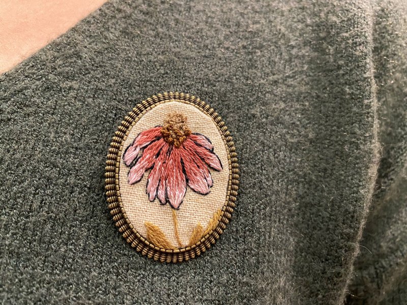 藏在心底的愛 粉色雛菊刺繡胸針 復古別針 客製化刺繡 晴行物 - 胸針 - 棉．麻 多色