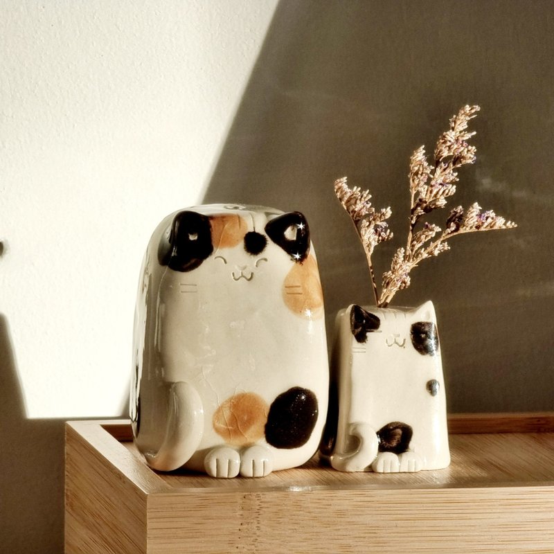 Handmade Cat Pair – Ceramic Figurines for Table Decoration, Shelf or Wedding Gift - 花瓶/花器 - 陶 白色