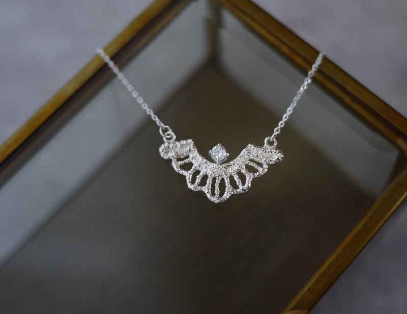 Small V-face Lace Necklace 925 sterling silver - สร้อยคอ - เงินแท้ สีเงิน