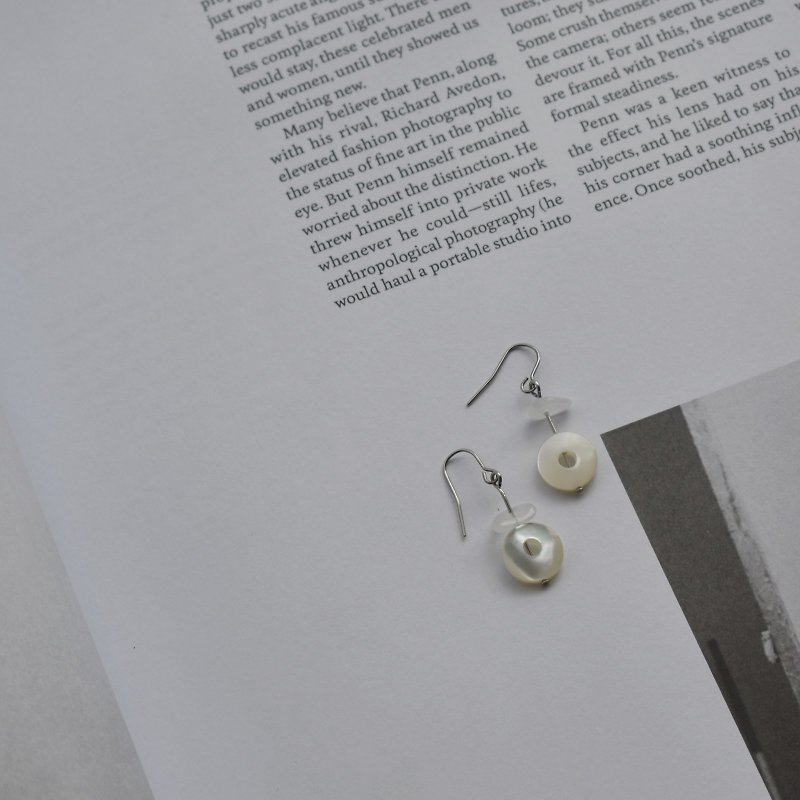 ZHU. Handmade earrings | Small beauty (shell / moonstone / ear clip / Christmas / exchange gift) - Earrings & Clip-ons - Shell 
