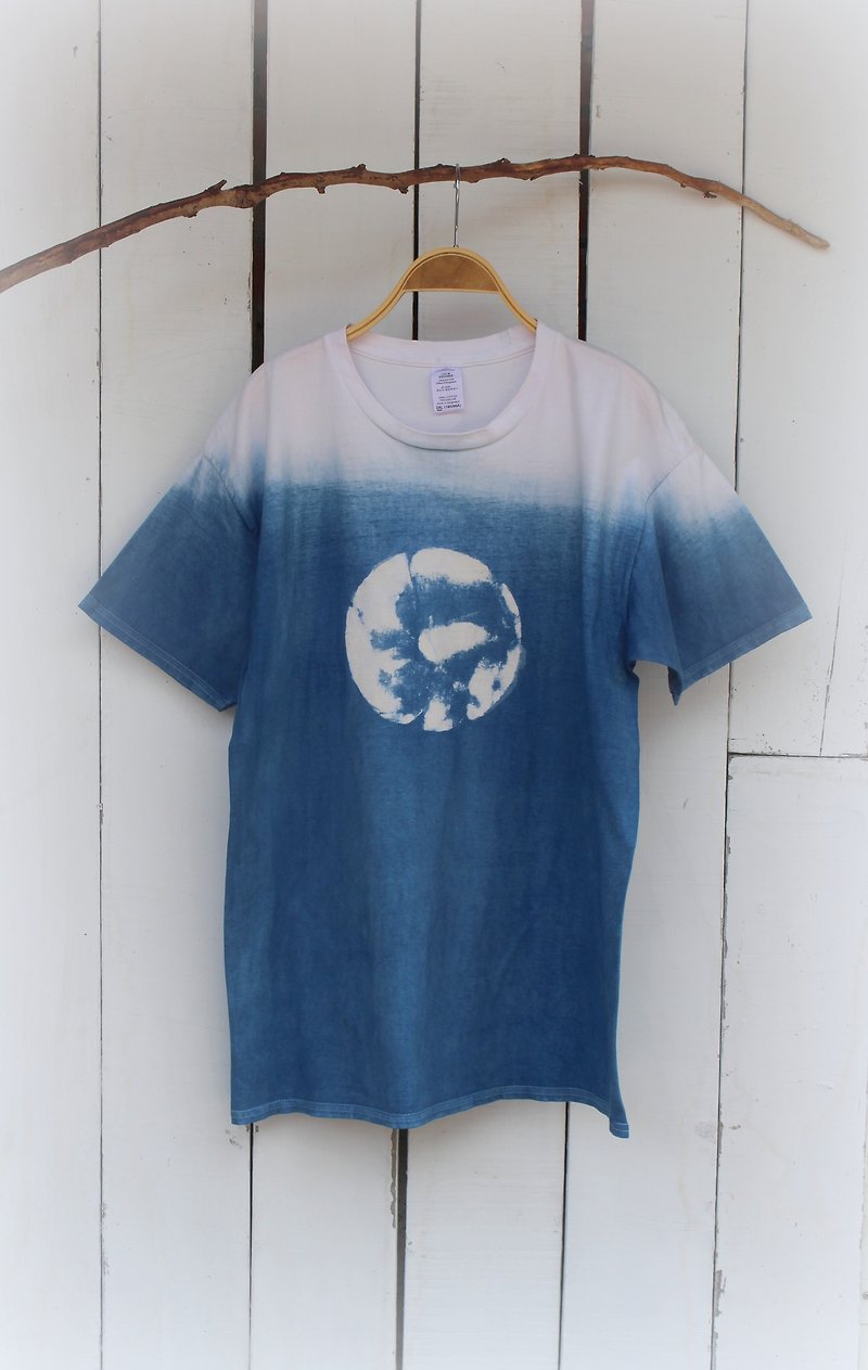 Free dyeing isvara handmade blue dye universe series rose cotton T-shirt - เสื้อฮู้ด - ผ้าฝ้าย/ผ้าลินิน สีน้ำเงิน