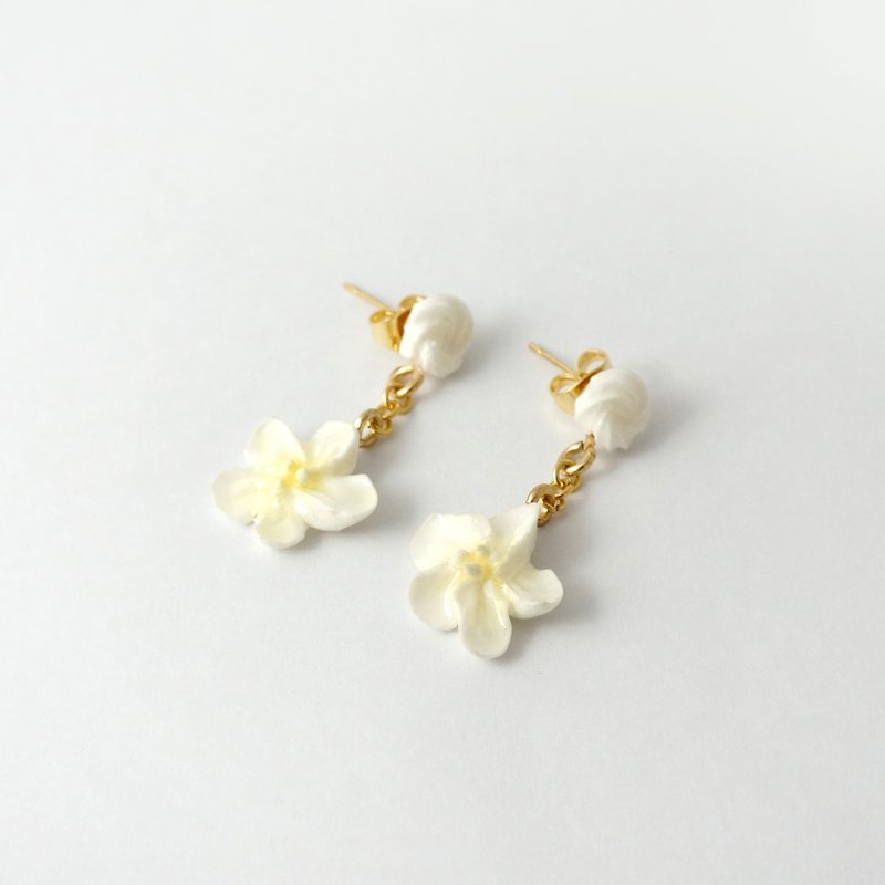 Apple flower/ Plumeria Earrings/Clip on =Flower Piping= Customizable - ต่างหู - ดินเหนียว ขาว