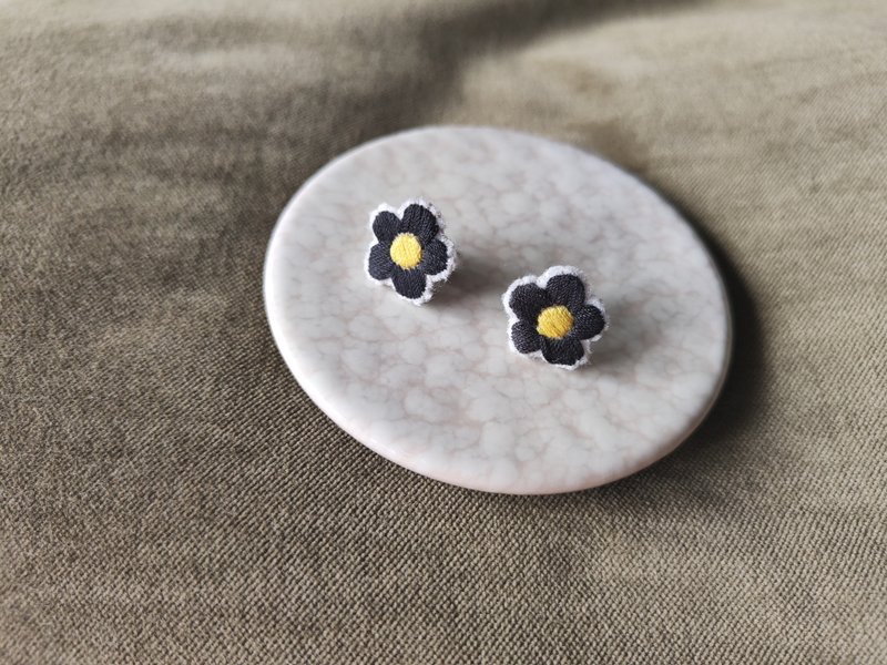 手工刺繡 | black flower黑色的花耳釘 - 耳環/耳夾/耳骨夾 - 繡線 黑色