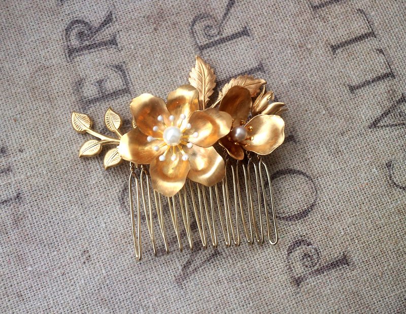 Brass Flower Hair Comb. gold flower hair accessory. bridal hair jewelry - เครื่องประดับผม - โลหะ สีทอง