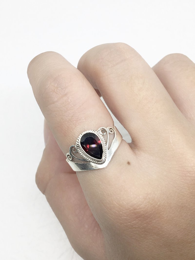 石榴石925純銀雕花皇冠設計戒指 尼泊爾手工鑲嵌製作 - 戒指 - 寶石 紅色