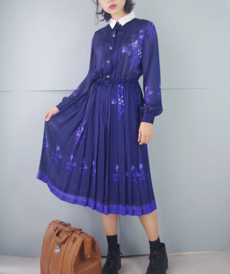 ヴィンテージトレジャーハント - ホワイトカラー気質プリーツドレスの皮膚を通して昭和青い絹の花 - ワンピース - シルク・絹 ブルー
