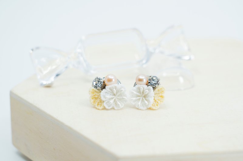 [Little Bell] つまみ 工 / Freshwater Pearl Crystal and Wind Cloth Earrings (Light Yellow) - ต่างหู - ไฟเบอร์อื่นๆ สีเหลือง