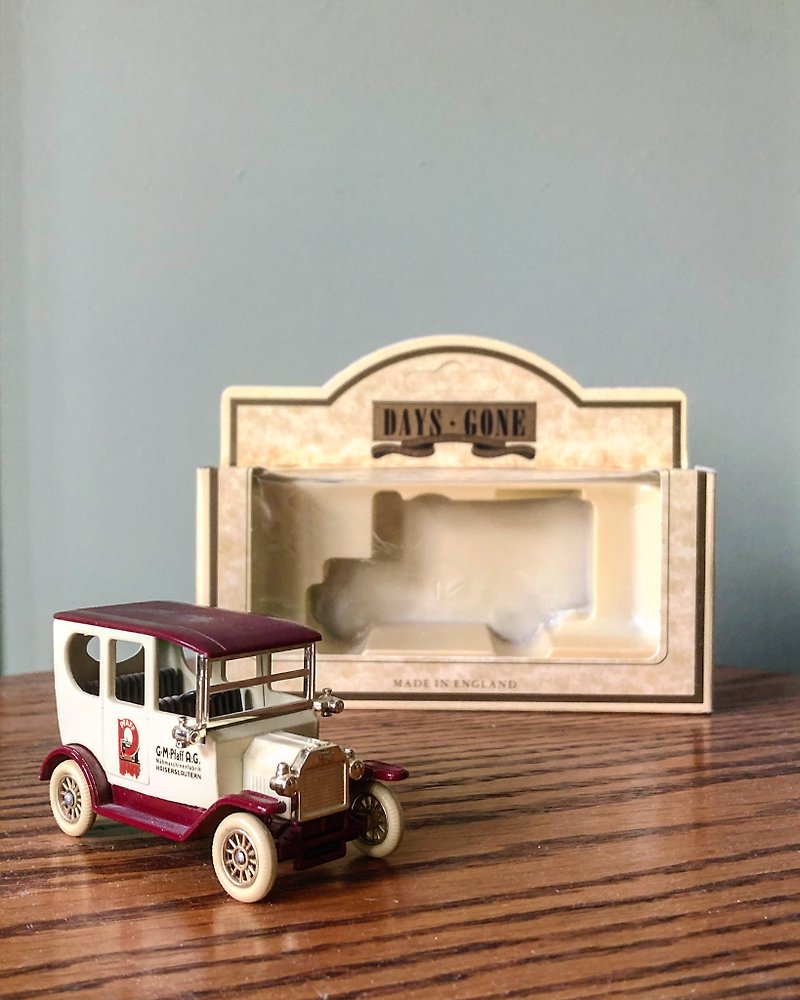 British cream-coloured 1920s classic T-car J - Items for Display - Other Metals Multicolor
