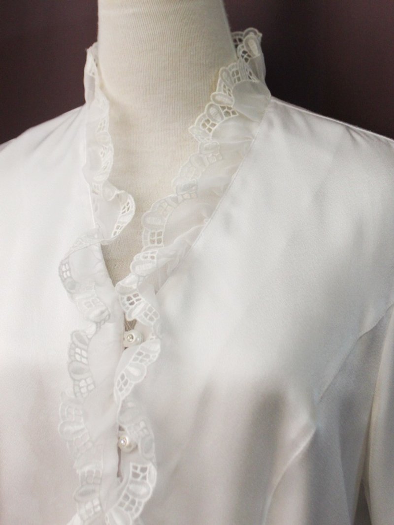 Vintage European French Stand Collar White Long Sleeve Vintage Shirt Vintage Blouse - เสื้อเชิ้ตผู้หญิง - เส้นใยสังเคราะห์ ขาว