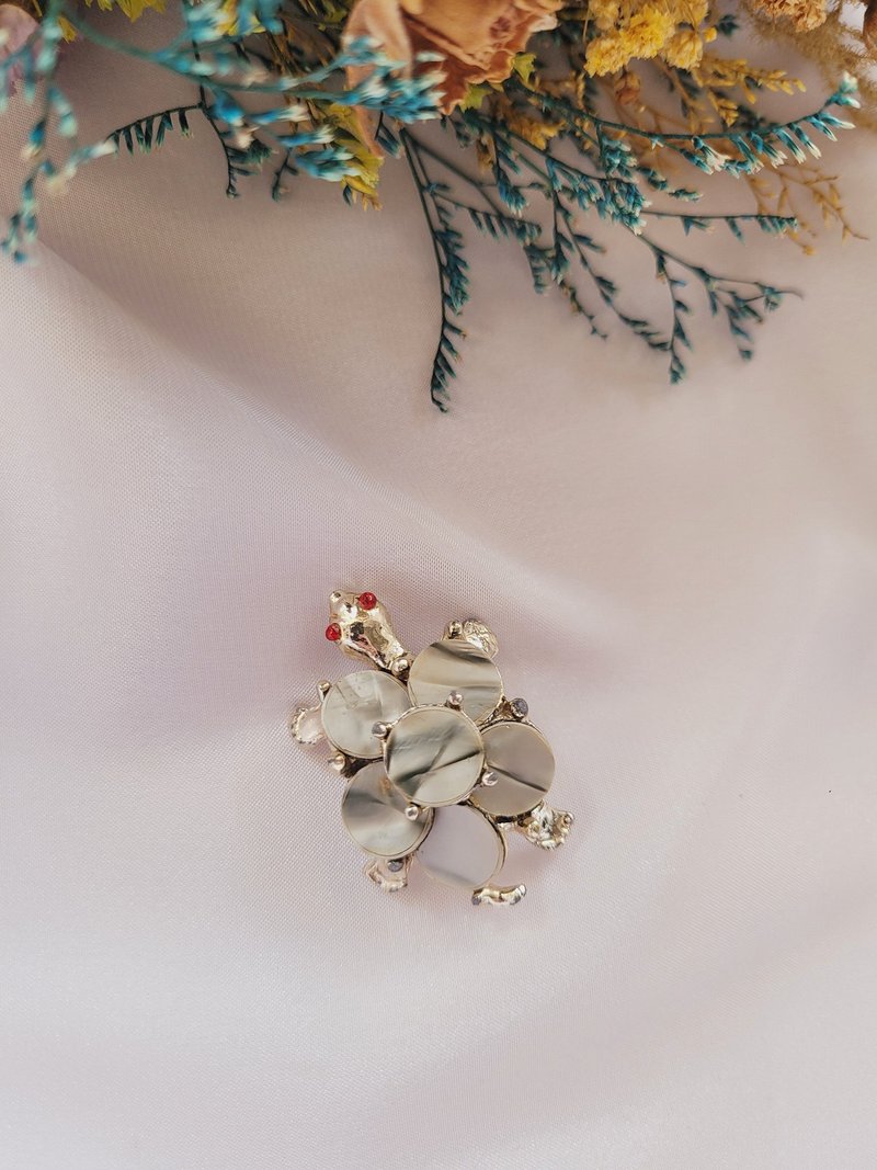 美國西洋古董飾品 / 淡金母貝可愛紅眼小烏龜胸針/別針 古董首飾 - 胸針 - 其他金屬 