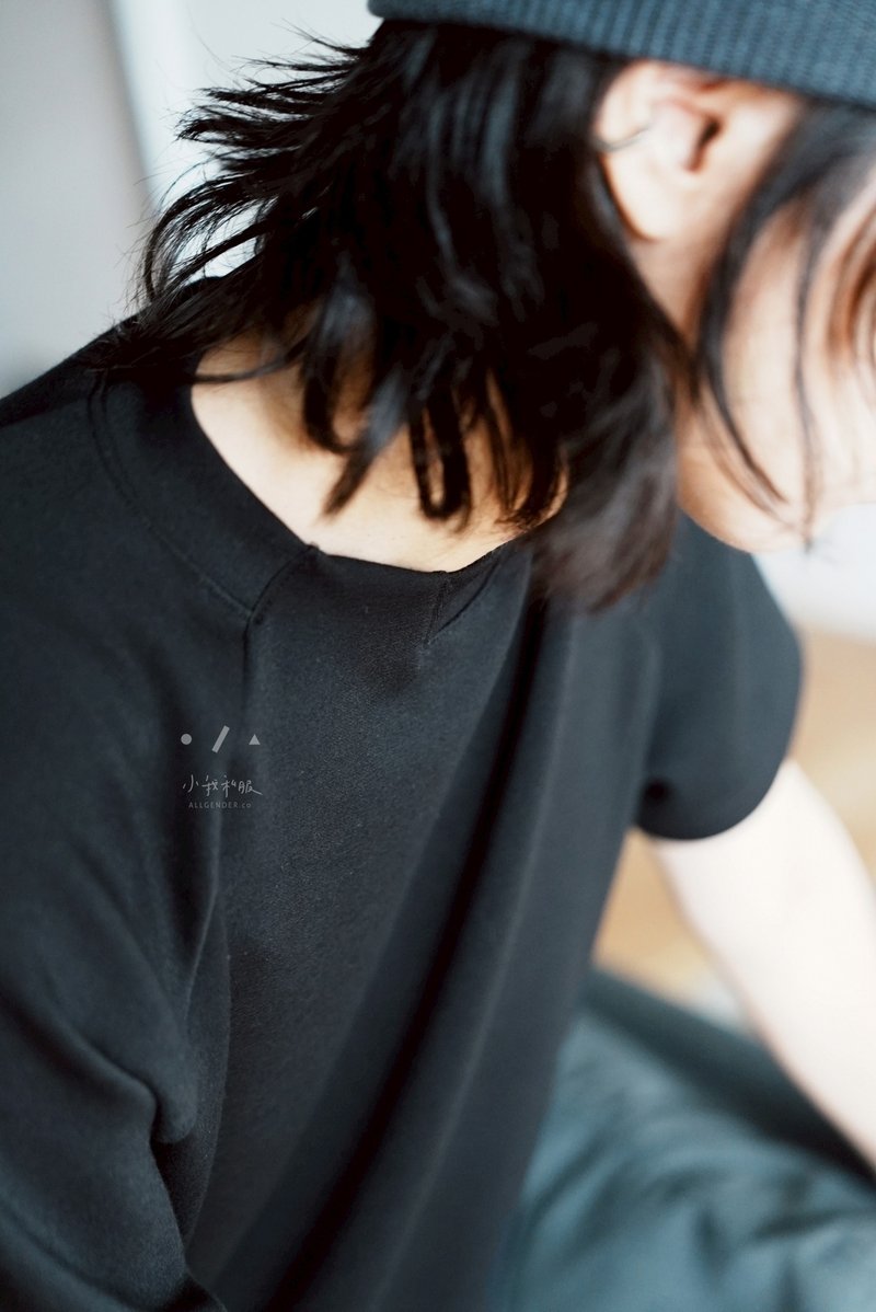 小我獨家 南山tower運動感短袖上衣 - 女 T 恤 - 棉．麻 黑色