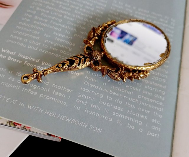 ビンテージの古典的なバロック様式の花柄の手鏡を描いた - ショップ