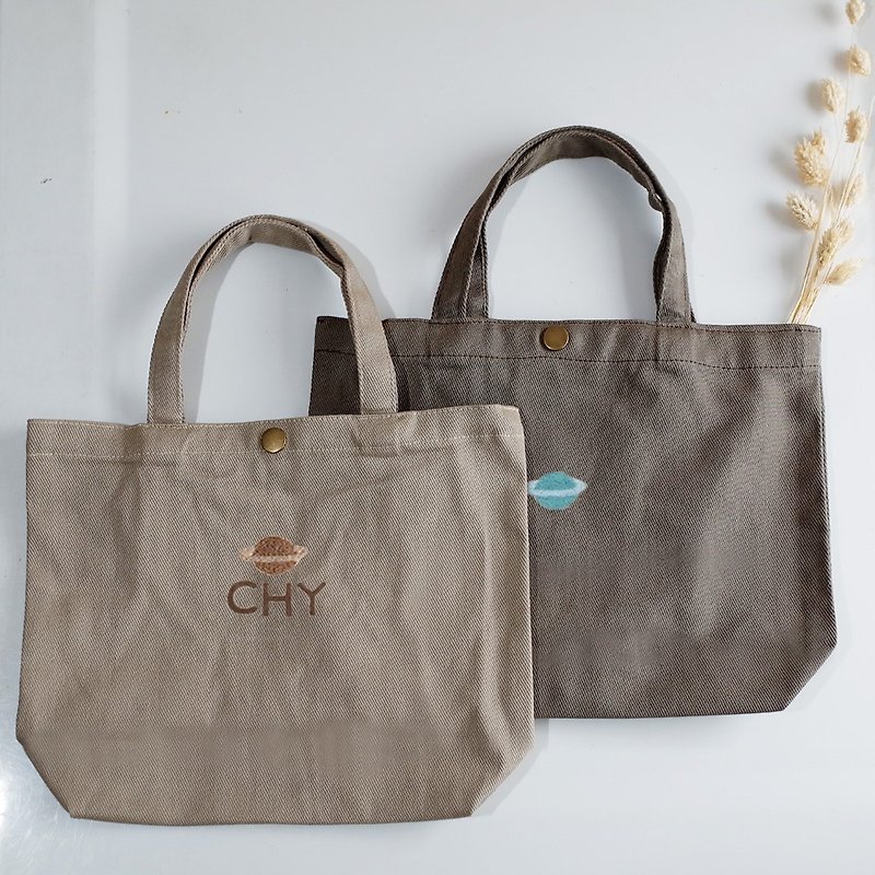 【Q-cute】小袋子系列-帆布午休袋-土星-加字/客製化 - 手袋/手提包 - 其他材質 多色