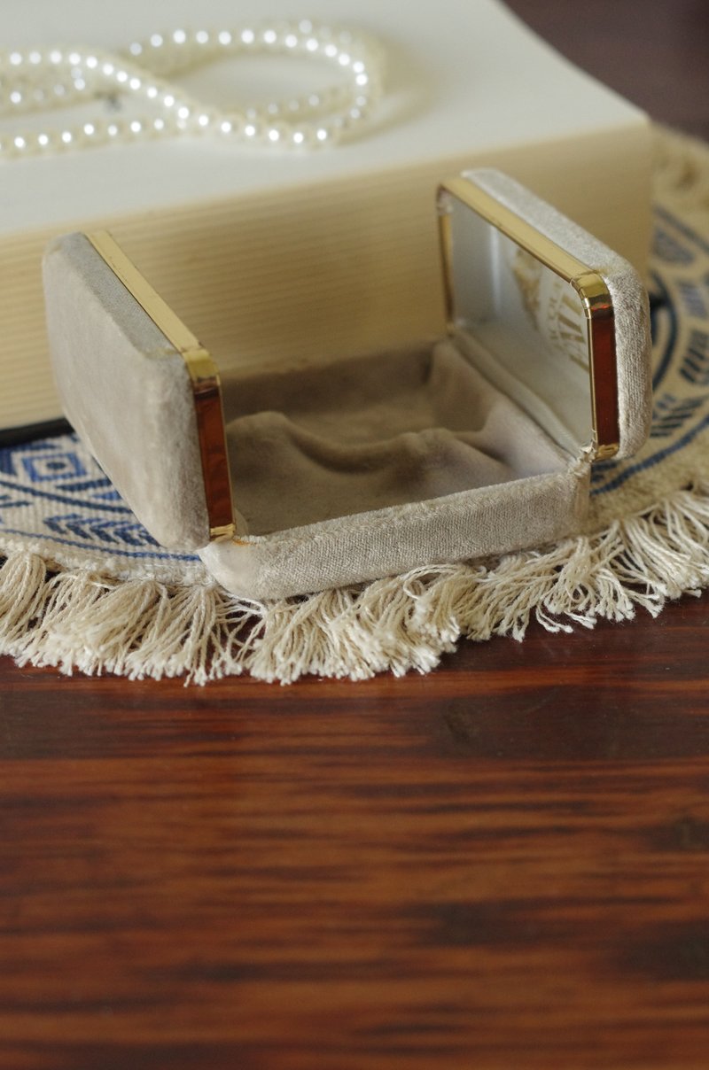 古董法國巴黎淺灰色絨布珠寶盒 展示盒  W499 - 其他 - 其他金屬 金色