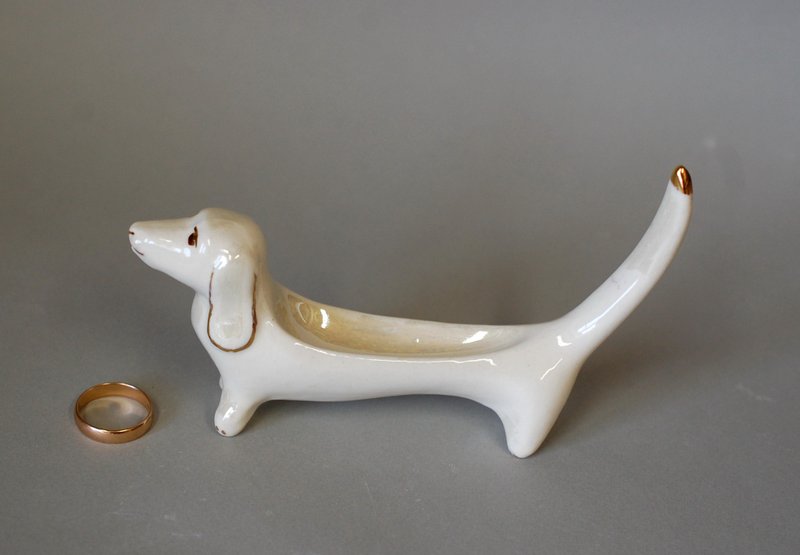 Dog ring holder Ring display stand Dog figurine Jewelry Organizer Dachshund - 擺飾/家飾品 - 瓷 白色