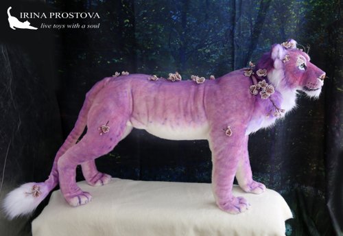 紫色のライオンぬいぐるみ 雌ライオンさくらのリアルなおもちゃ。オークのおもちゃ。ポーズをとる