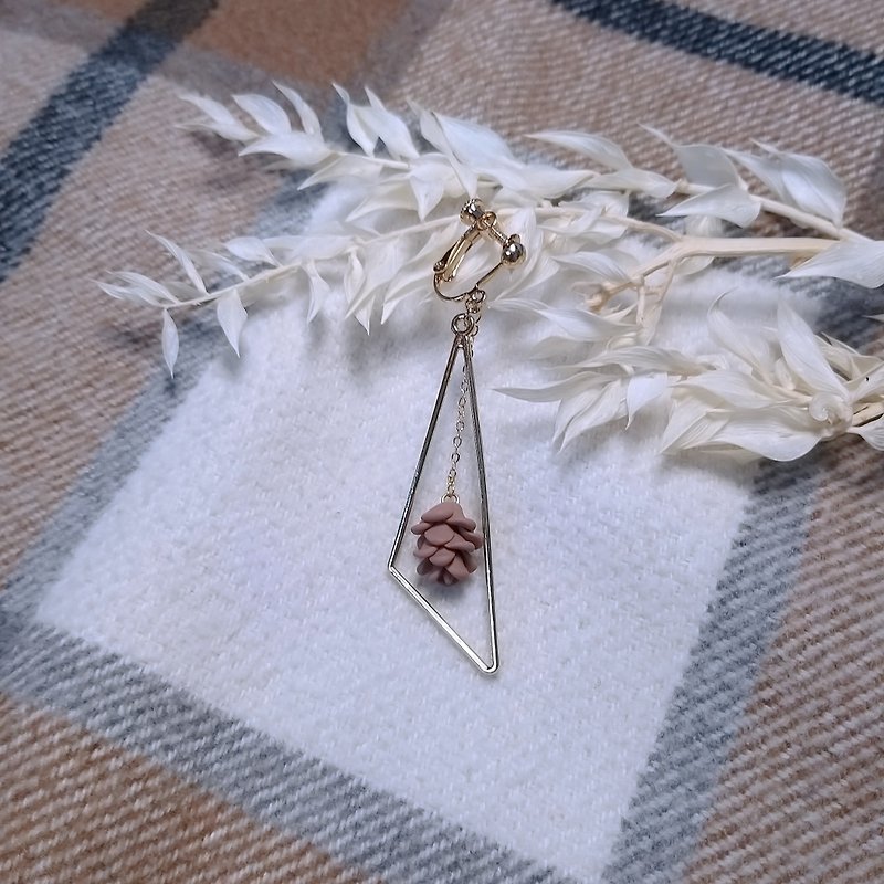 【Pine Cone Day】D Style Dangle Earrings Pine Cone Day - ต่างหู - ดินเหนียว สีนำ้ตาล