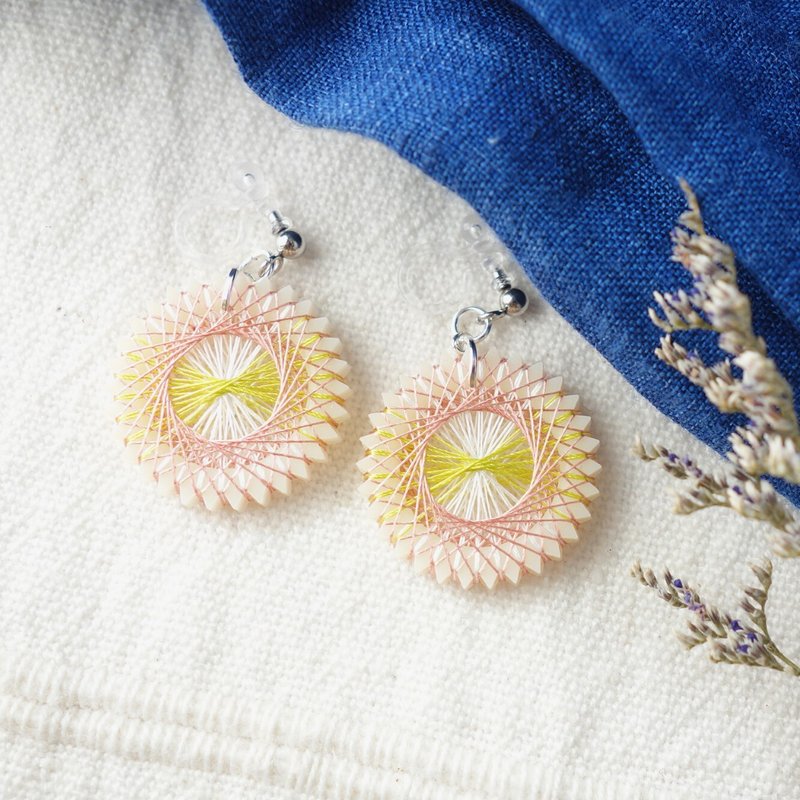 Philadelphia fleabane earrings /  pale pink / spring color / silk / shippingfree - ต่างหู - ผ้าไหม สึชมพู