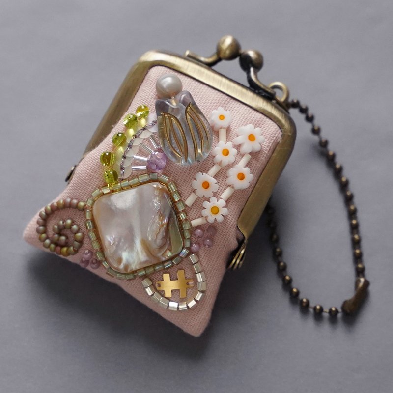 小さなビーズ刺繍のがま口 No.55 ペールピンクのガーゼ ネックレス・バッグチャームにも アクセサリーケース 手刺繍の一点物 - チャーム - その他の素材 ピンク