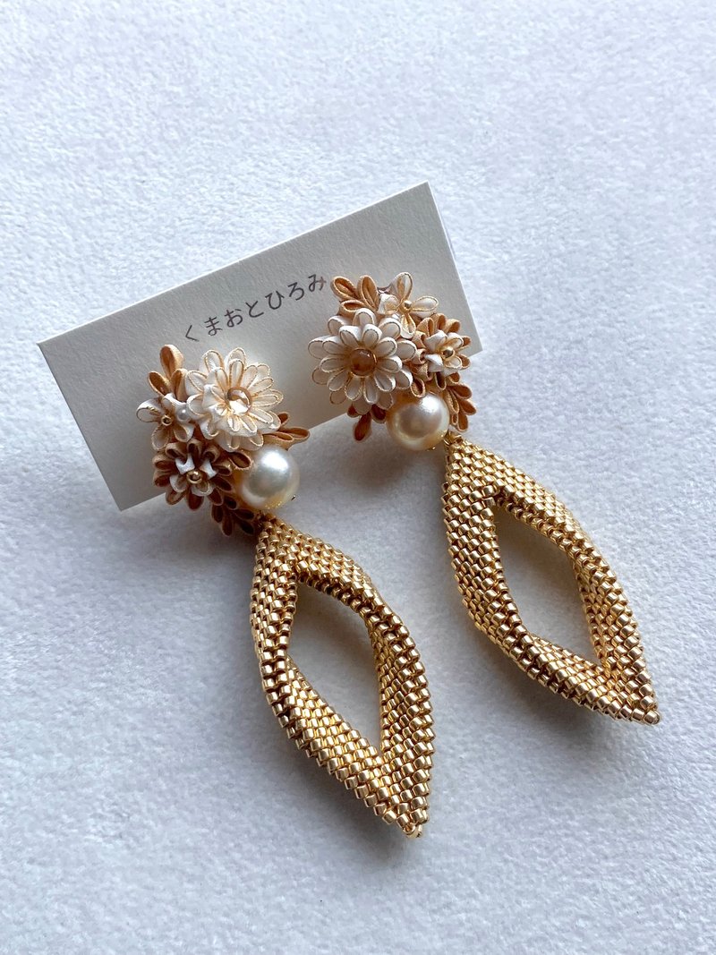 ゴールドのお花とビーズのイヤーアクセサリー - 耳環/耳夾/耳骨夾 - 絲．絹 金色
