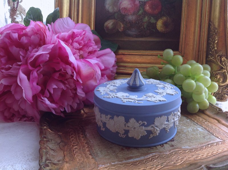 安妮瘋古物英國骨瓷Wedgwood jasper 藍色碧玉浮雕葡萄藤小型珠寶盒,飾品盒 - 收納箱/收納用品 - 瓷 