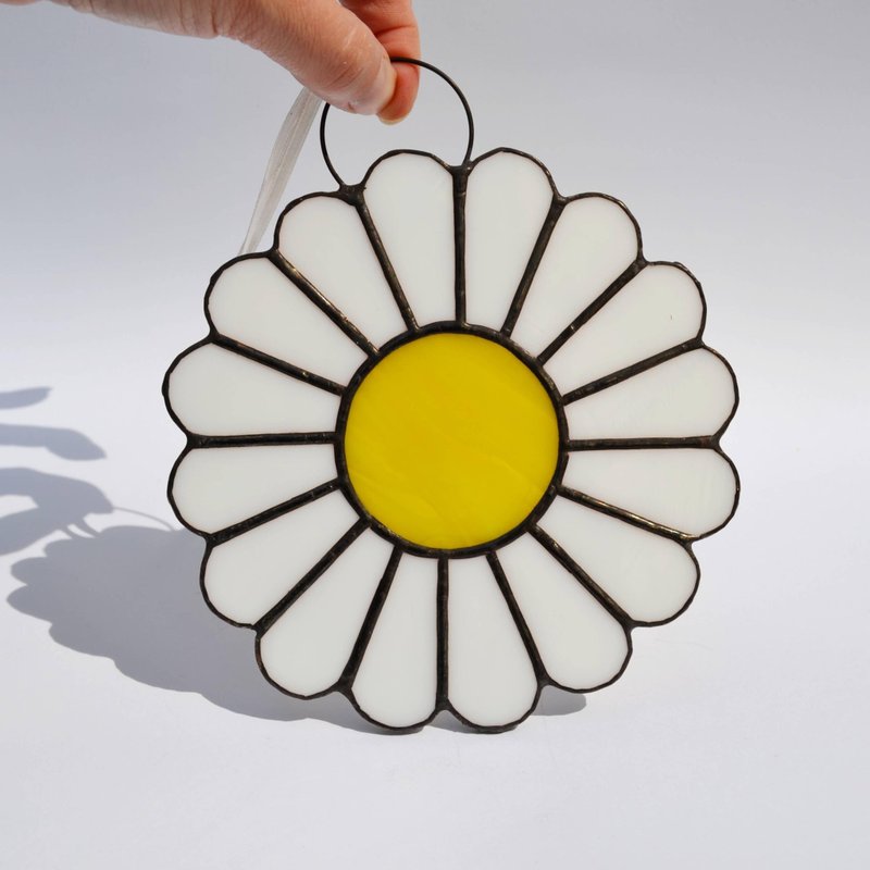 White Daisy Stained Glass Suncatcher Window Hanging, Lovely Boho Flower Ornament - ตกแต่งผนัง - แก้ว ขาว