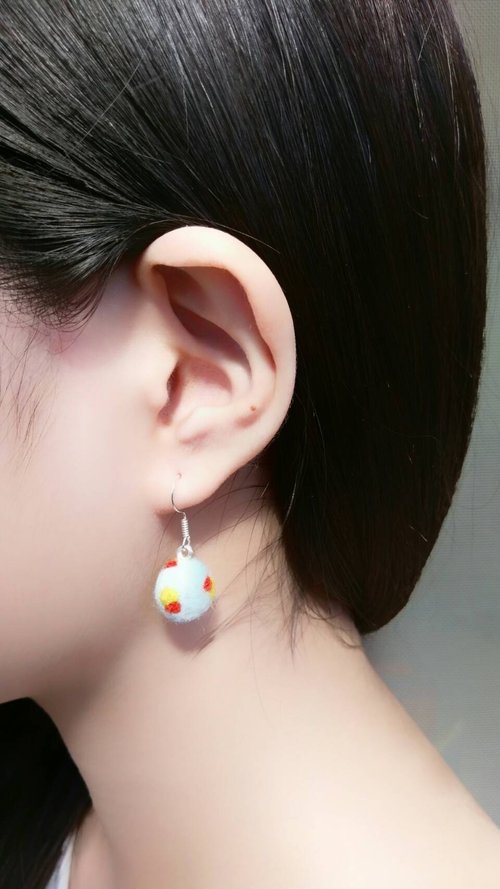 スカイブルーのダングルイヤリングとは違い、手作りのウールフェルト、イヤリングは付け替え可能です。