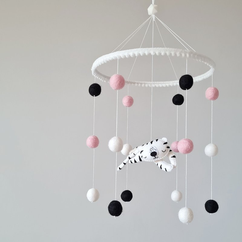 White tiger baby mobile, Pom pom hanging decor, Boho baby shower - ของเล่นเด็ก - วัสดุอื่นๆ สีดำ