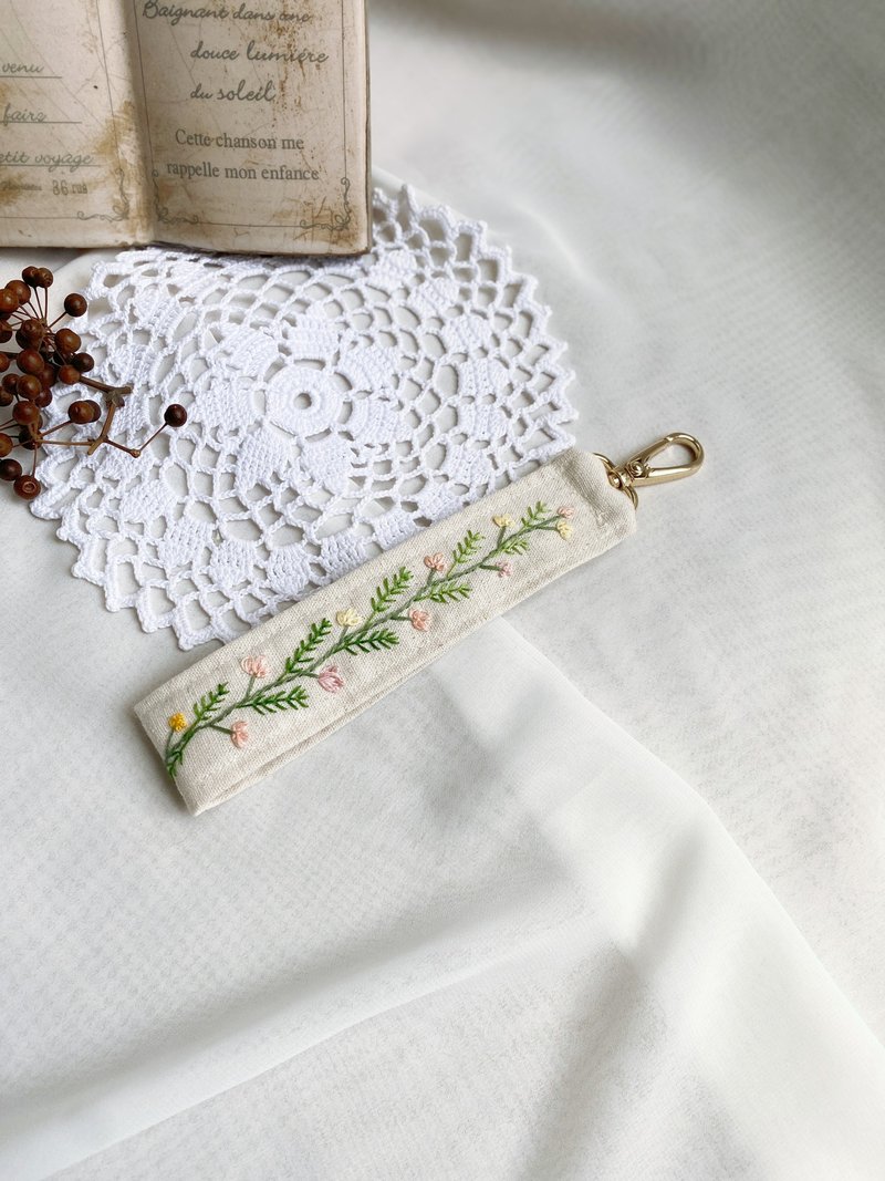 【芳小姐手作】刺繡一座小花園雙面手機掛繩掛帶 - 手機掛繩/背帶 - 棉．麻 多色