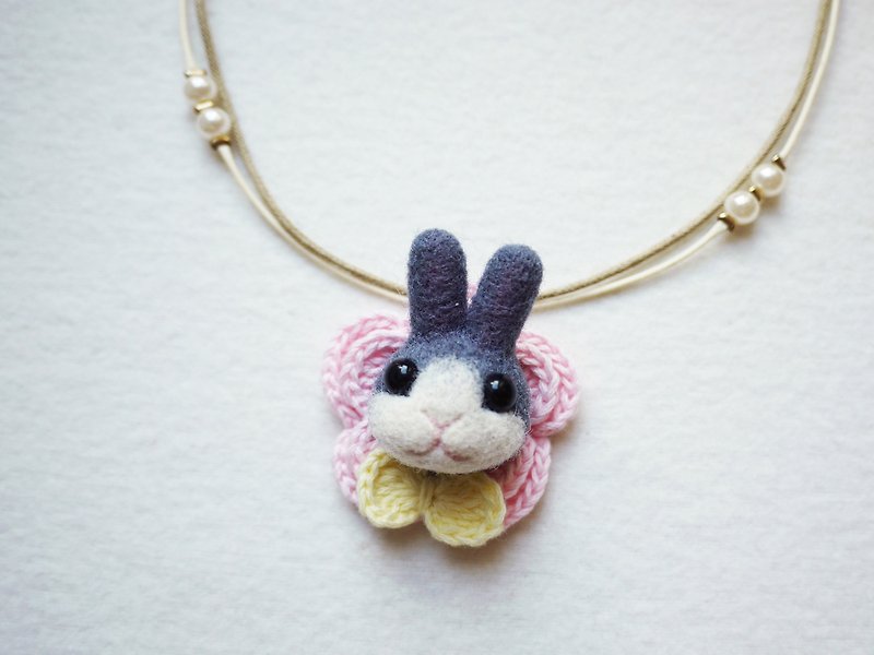 Petwoolfelt - Needle-felted dark grey rabbit 2-ways accessories (necklace + bro - สร้อยคอ - ขนแกะ สีเทา