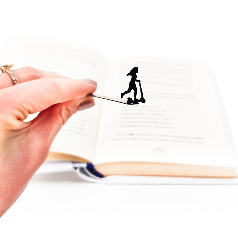 Girl with Cat Metal Bookmark – Minimalist Silhouette, Bookish Gift, Handcrafted - 書籤 - 其他金屬 黑色