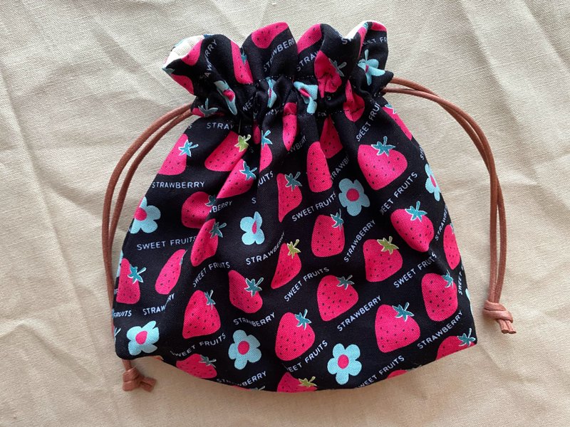 Strawberry Day Cloth Drawstring Pocket - กระเป๋าหูรูด - ผ้าฝ้าย/ผ้าลินิน 