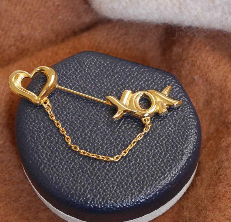 金銀寶貝 古董金色愛心XOX愛 擁抱 親吻 別針領帶針 AVON 1989年 - 胸針 - 其他金屬 金色