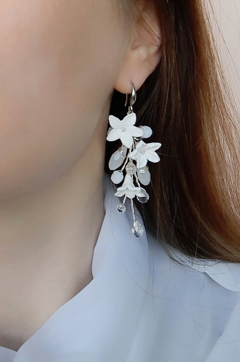 White flower earrings, crystal jewelry prom, Bridal boho style - 髮夾/髮飾 - 黏土 