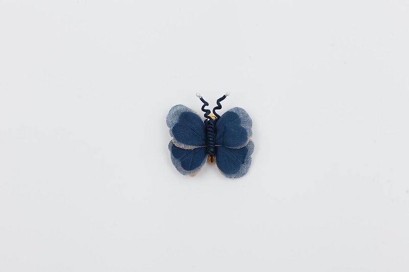 Plant butterfly brooch brooch hand-made cotton Linen fabric design - เข็มกลัด - ผ้าฝ้าย/ผ้าลินิน 