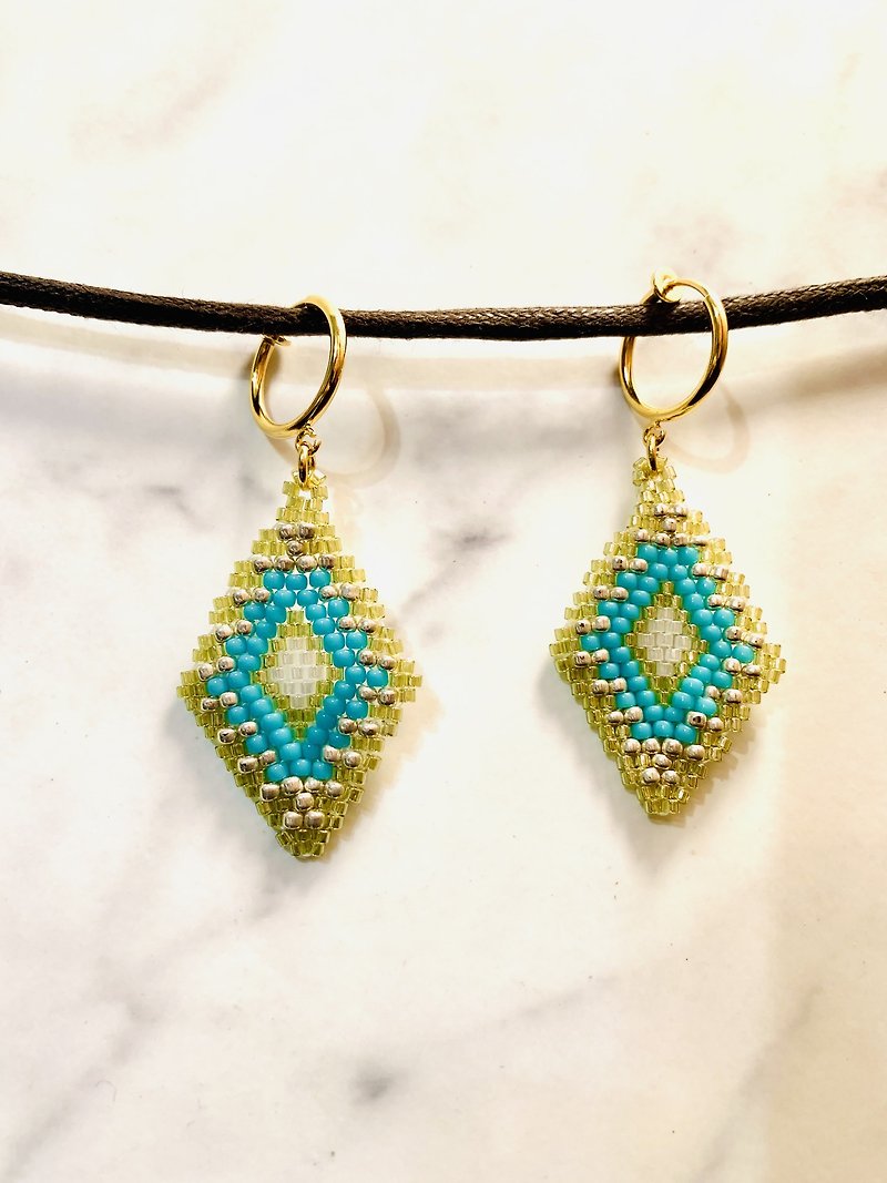 Spot aboriginal mother pure hand-woven beaded tiffany blue with gold diamond earrings Clip-On - ต่างหู - อะคริลิค สีน้ำเงิน