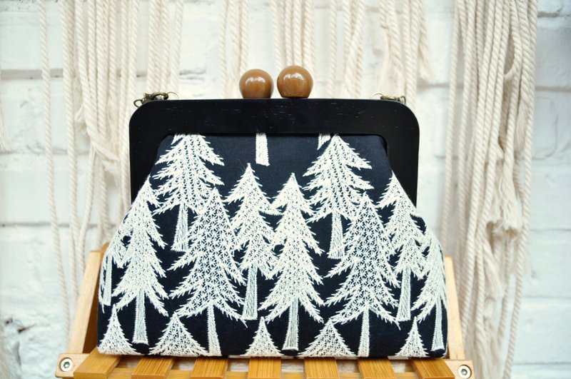 Black and white pine forest embroidery all-match bag - กระเป๋าแมสเซนเจอร์ - วัสดุอื่นๆ 