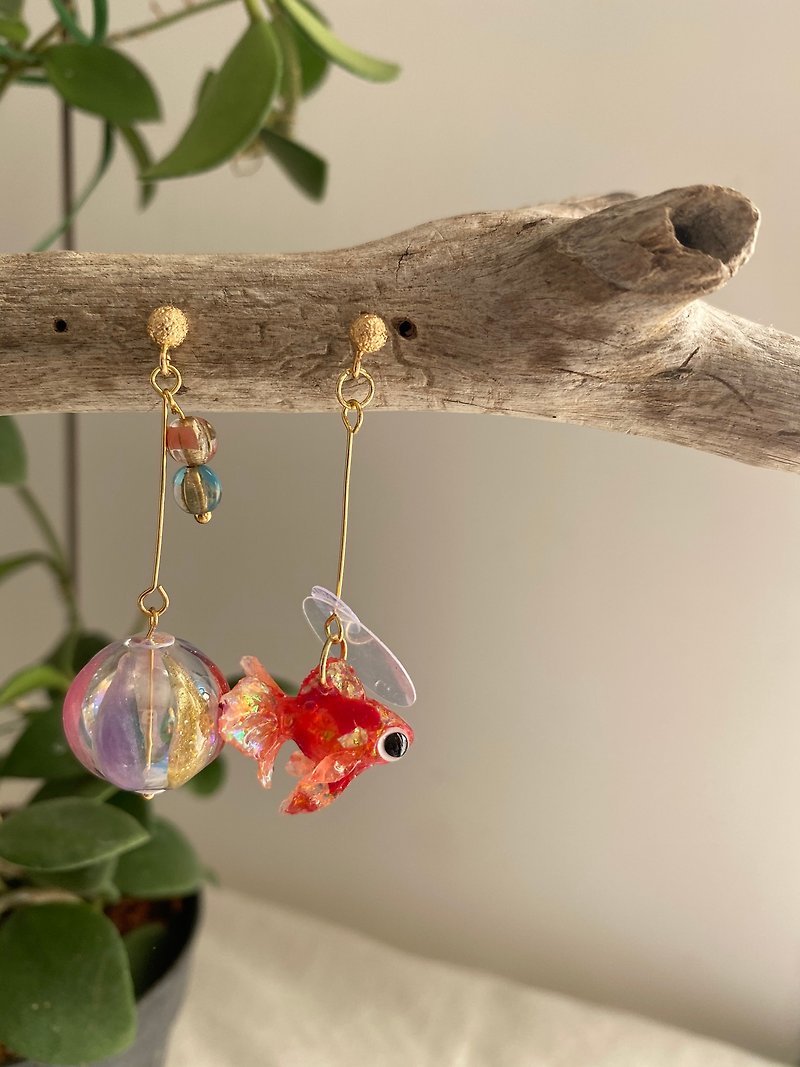 Three-dimensional little goldfish with colored glass balls, ear pins, Clip-On