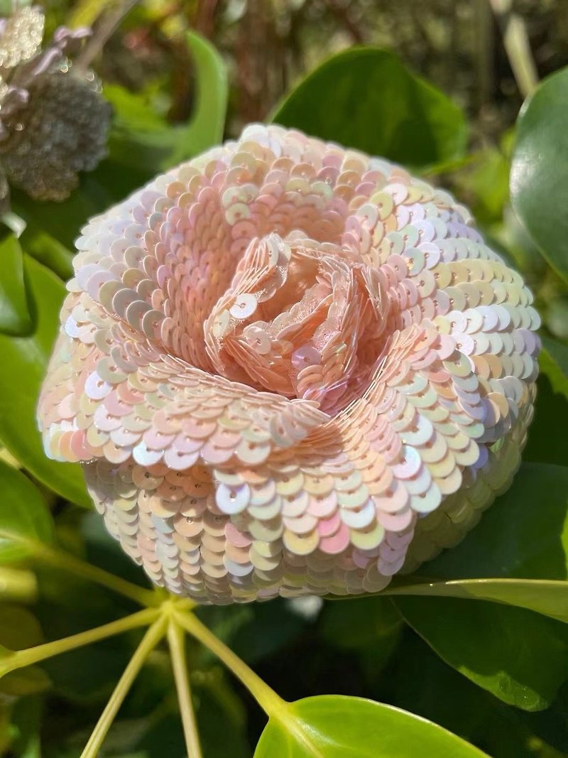 フランス刺繍スパンコールの花びらブローチのご注文へようこそ - ブローチ - 刺しゅう糸 多色