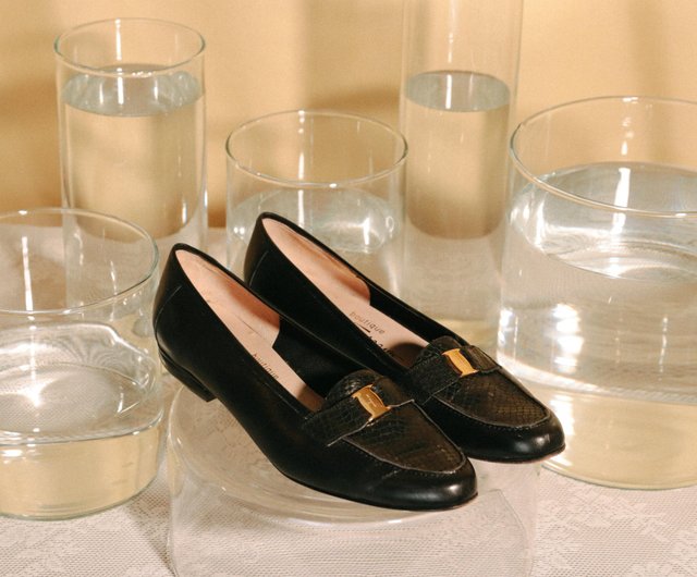 Salvatore Ferragamo 002 black ladies flat shoes [Tsubasa.Y vintage