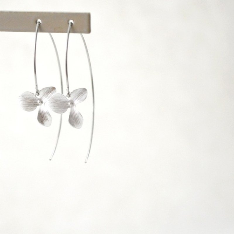 其他金屬 耳環/耳夾 銀色 - Earrings / Silver Flower Long Hook Pierce