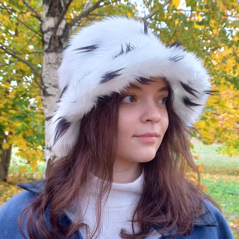 White faux fur bucket hat. Festival fuzzy white and black  hat. White fluffy hat - หมวก - วัสดุอื่นๆ ขาว