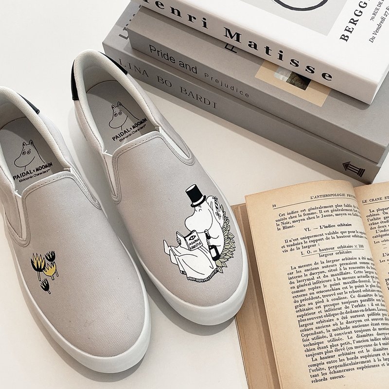 Paidal x Moomin Moomin Valley Moomin Pappa reading casual shoes lazy shoes non-bending shoes-grey - Women's Casual Shoes - Cotton & Hemp Gray